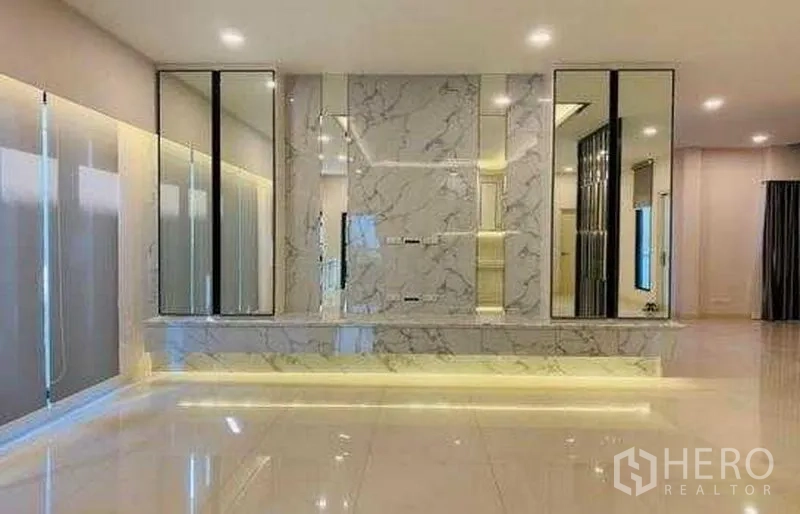 บ้าน ขายในBang Phli, Samut Prakan - โถงรับแขกทันสมัย ผนังลายหินอ่อน กระจกตกแต่ง และไฟเส้น LED