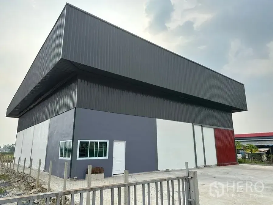 คลังสินค้า ให้เช่าในBang Bua Thong, Nonthaburi - โกดังสมัยใหม่ผนังเมทัลชีท หลังคาสูง ประตูสไลด์โหลดของกว้าง พร้อมลานคอนกรีต ในบางบัวทอง นนทบุรี