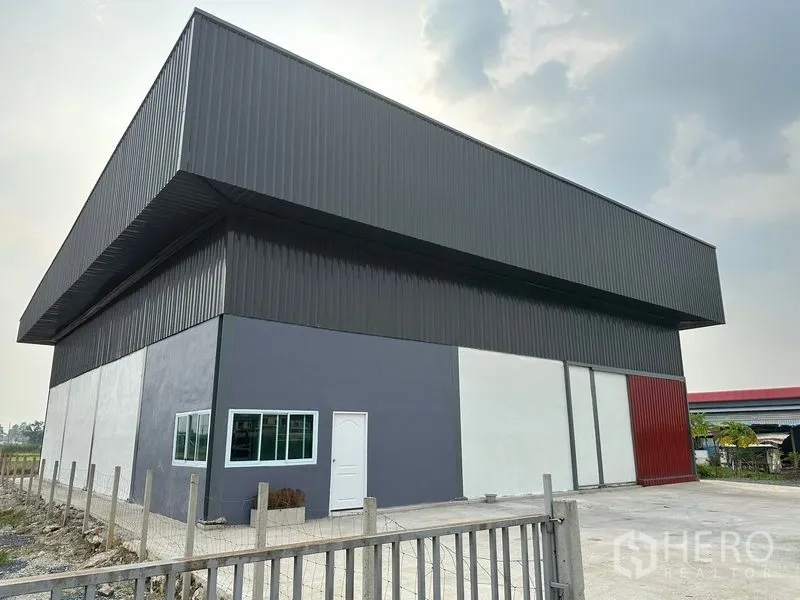 คลังสินค้า ให้เช่าในBang Bua Thong, Nonthaburi - โกดังสมัยใหม่ผนังเมทัลชีท หลังคาสูง ประตูสไลด์โหลดของกว้าง พร้อมลานคอนกรีต ในบางบัวทอง นนทบุรี