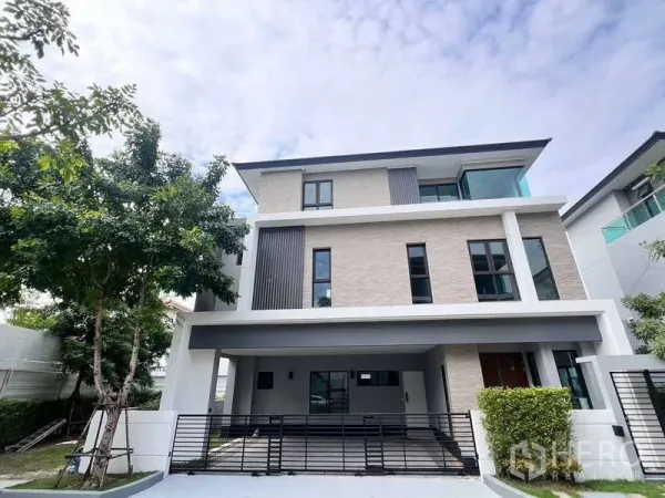 Detached House for rent in Wang Thonglang, Bangkok - Street-facing view of a modern three-storey detached house with gated carport and landscaped frontage in Wang Thonglang, Bangkok.
