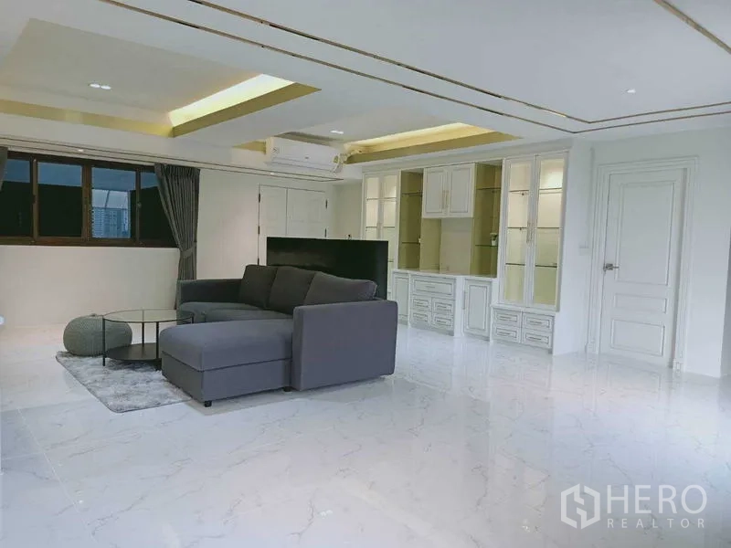 คอนโด for ในWatthana, Bangkok - พื้นที่นั่งเล่น โซฟาตัวแอล ตู้โชว์ และไฟฝ้าซ่อนไฟ