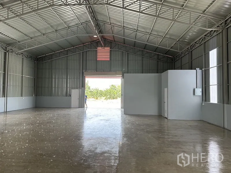 คลังสินค้า ให้เช่าในPak Kret, Nonthaburi - ฮอลล์เก็บของโล่ง พร้อมประตูม้วนและห้องออฟฟิศในตัวใกล้ทางเข้า