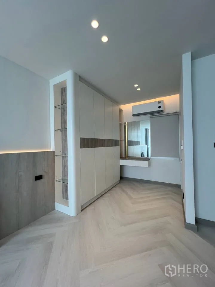 联排别墅 for rent in Prawet, Bangkok - 卧室配衣柜、梳妆台、镜子和空调。