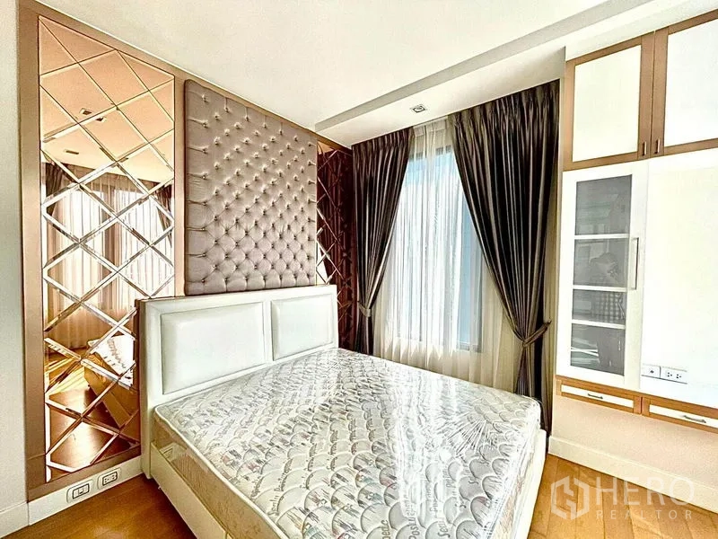 公寓 出租在Chatuchak, Bangkok - 主卧配软包床头、镜面墙板与大窗帘。