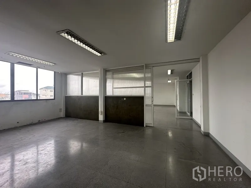 办公空间 出租在Khlong Toei, Bangkok - 私人办公室，大窗、隔断与顶灯