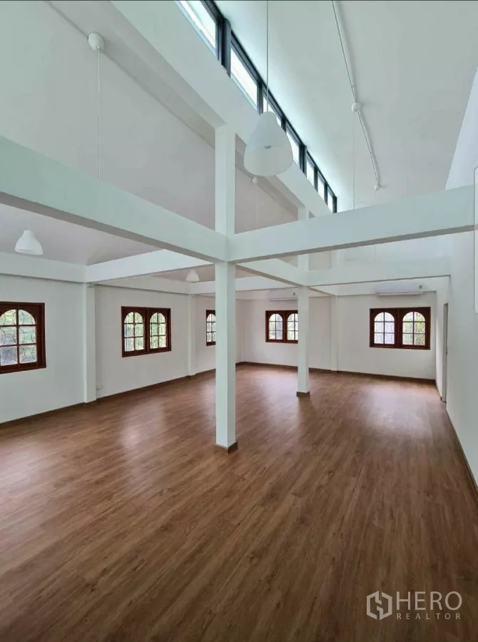 带办公室的家 出租在Lat Phrao, Bangkok - 二层大空间，挑高顶与高侧窗，木色地面温暖。