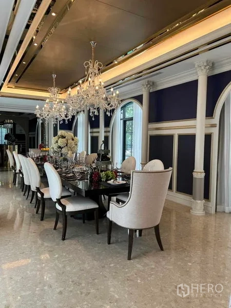 独立式住宅 出租或出售在Thawi Watthana, Bangkok - 长形餐厅，水晶吊灯与可容纳多人用餐的大桌。
