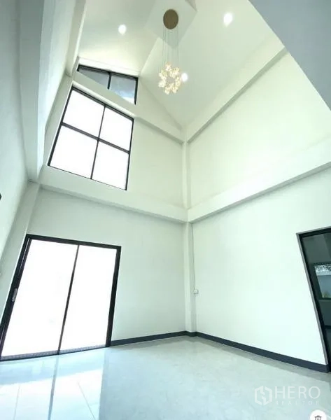 货栈 出租在Lat Lum Kaeo, Pathum Thani - 挑高双层大堂，落地窗、推拉门与装饰灯具。