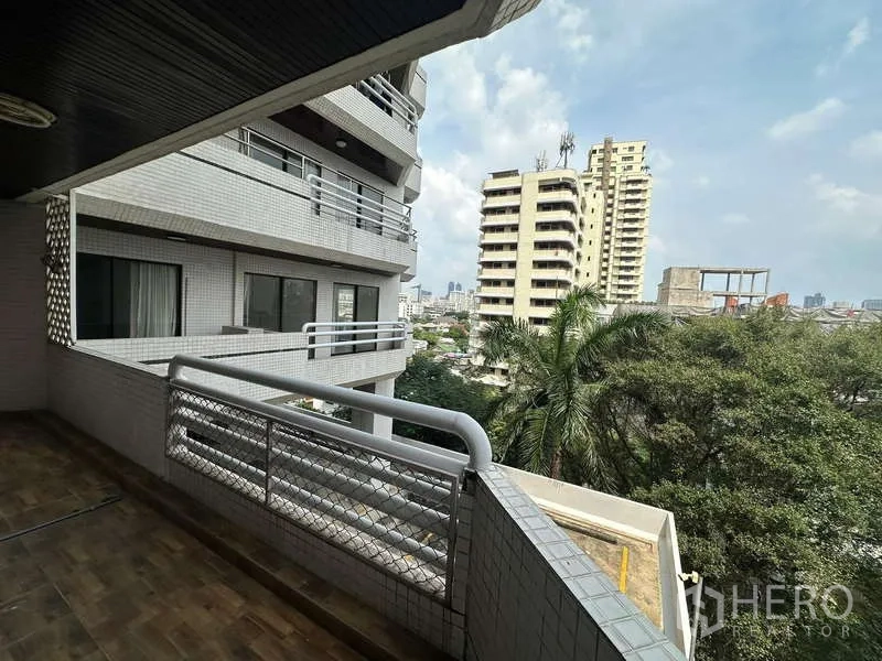 公寓 出租在Watthana, Bangkok - 有顶阳台露台，可眺望邻楼与绿树。