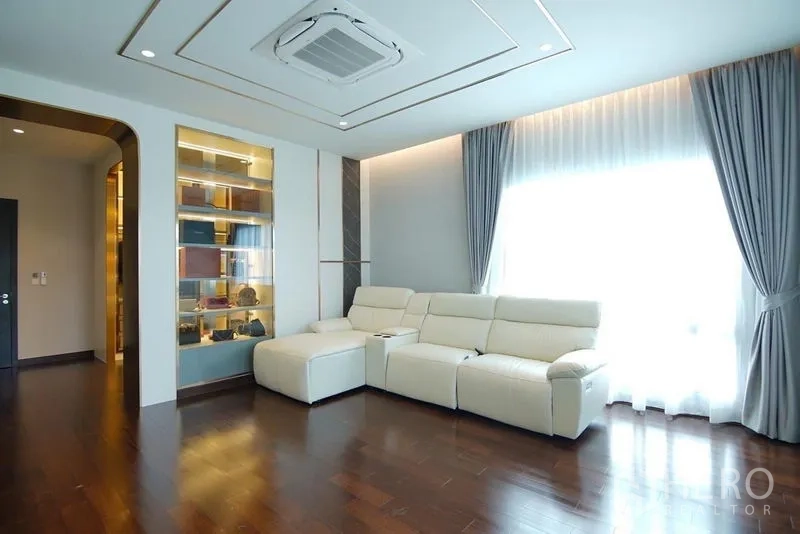 独立式住宅 出租在Lat Krabang, Bangkok - 家庭起居室，白色电动躺椅沙发与灯光展示柜。