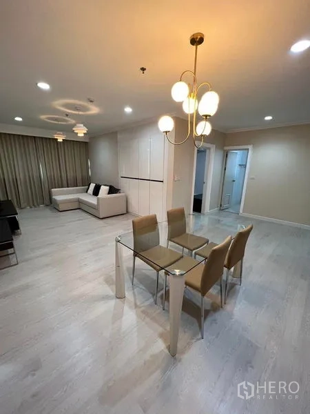 คอนโด ขายในSathon, Bangkok - ห้องนั่งเล่นและทานอาหารแบบโอเพ่นแปลน โซฟาและตู้เก็บของบิวท์อิน