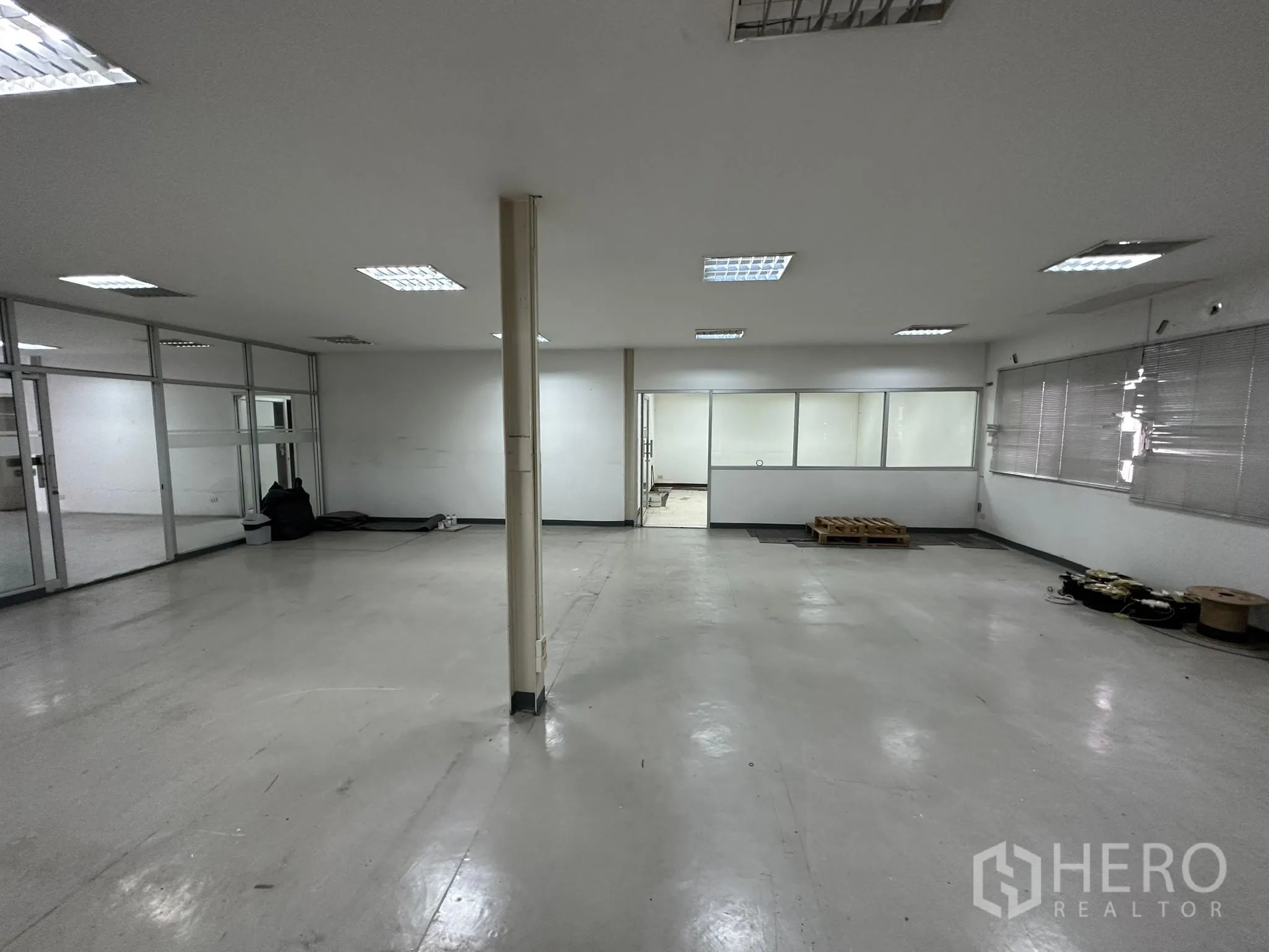 货栈 出租在Huai Khwang, Bangkok - 开放式办公室，窗户百叶与内部玻璃房间。