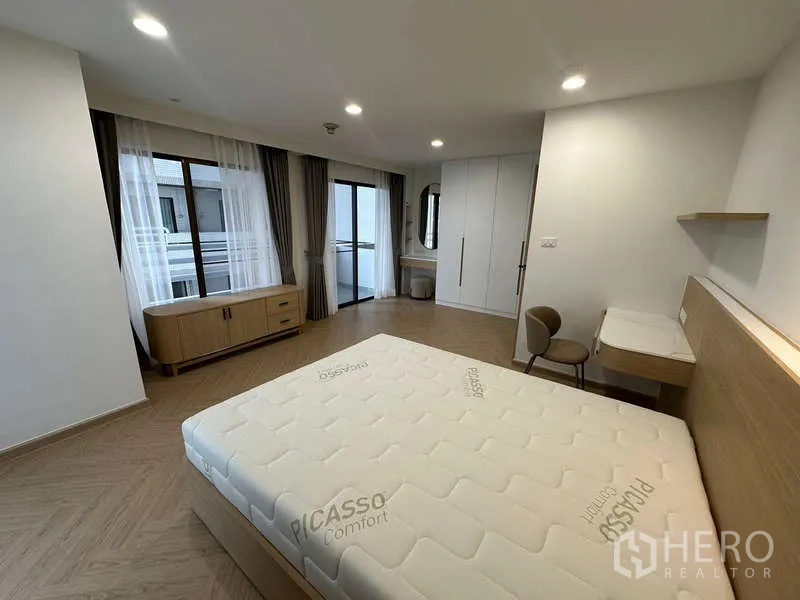 公寓 出租在Watthana, Bangkok - 采光充足的客卧，书桌、窗户与阳台推拉门