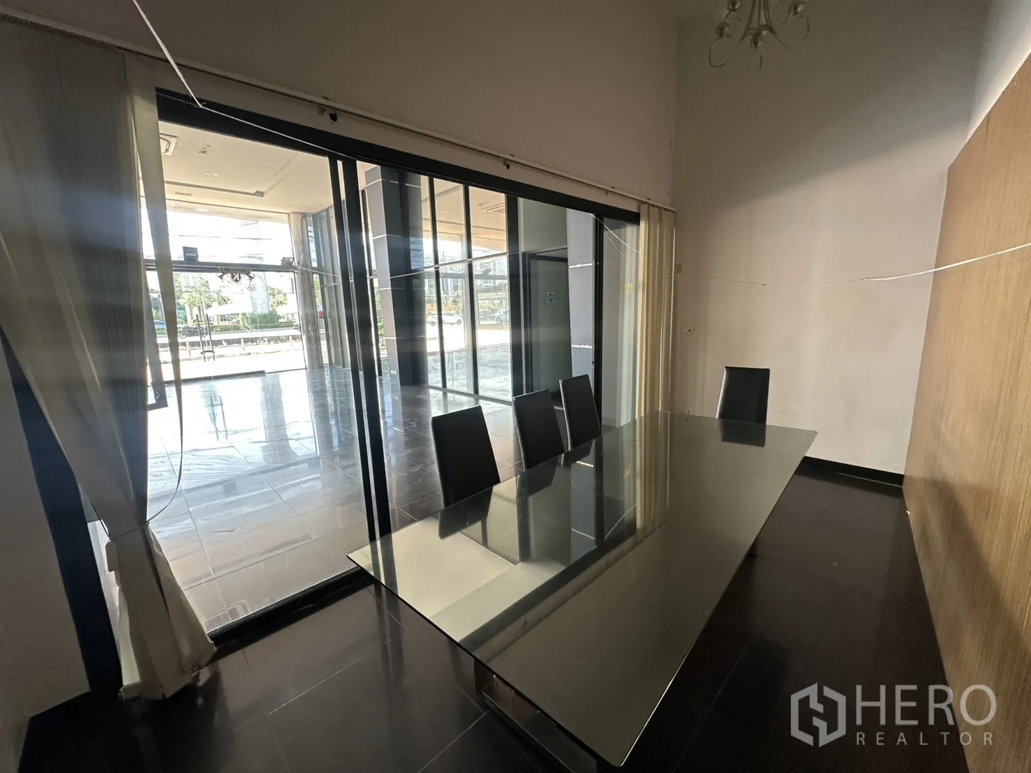 Showroom for rent in Suan Luang, Bangkok - Compact meeting room with glass wall overlooking the main showroom floor.