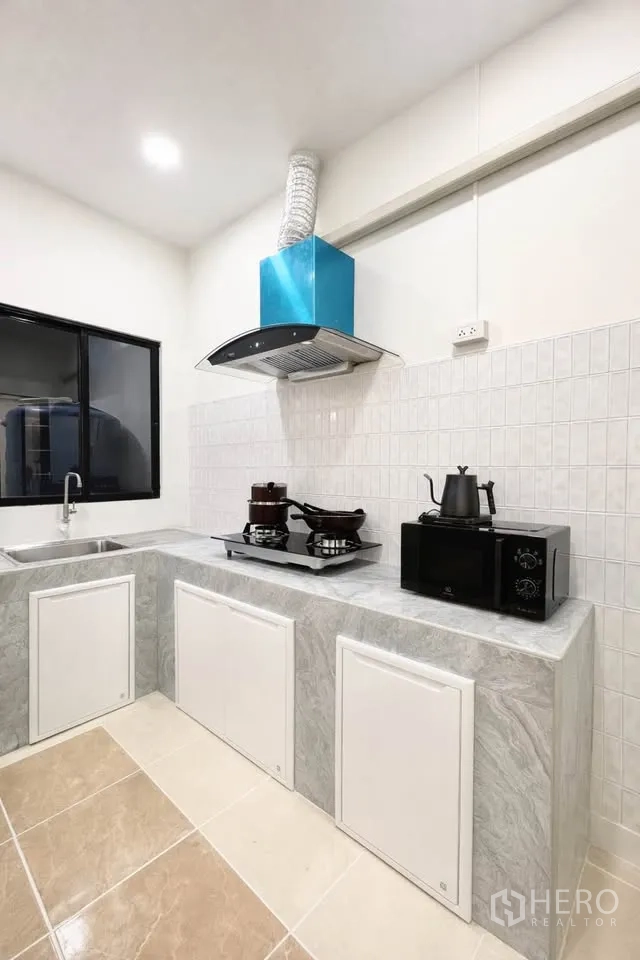 บ้านเดี่ยว for rent in Huai Khwang, Bangkok - ห้องครัวโมเดิร์น เคาน์เตอร์ลายหิน เตา ฮูด ซิงก์ และไมโครเวฟ