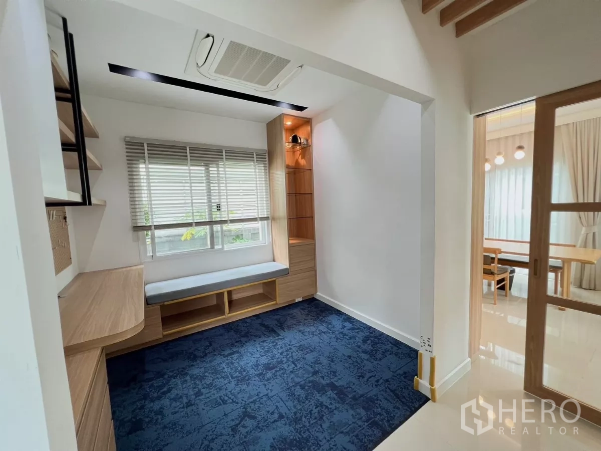Detached House for rent or sale in Khlong Luang, Pathum Thani - Flexible family area with window bench, built-in shelving and doorway to dining room.