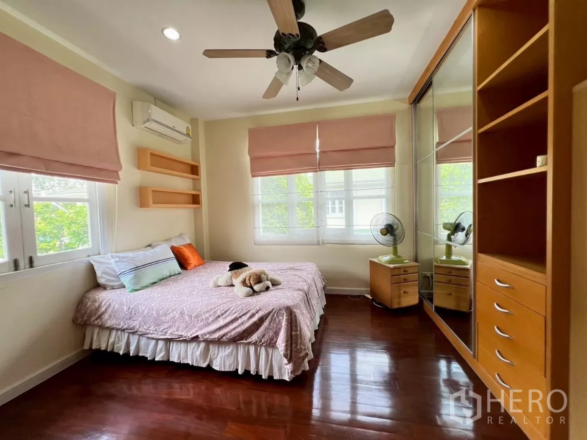 独立式住宅 出租在Prawet, Bangkok - 温馨卧室，带吊扇、嵌入式衣柜与采光窗。