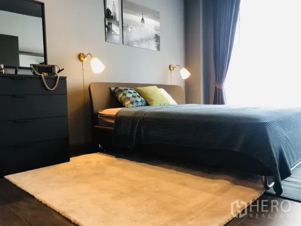 Townhouse for rent in Bang Kapi, Bangkok - Bright master bedroom with double bed, bedside lamps, dresser and large window.