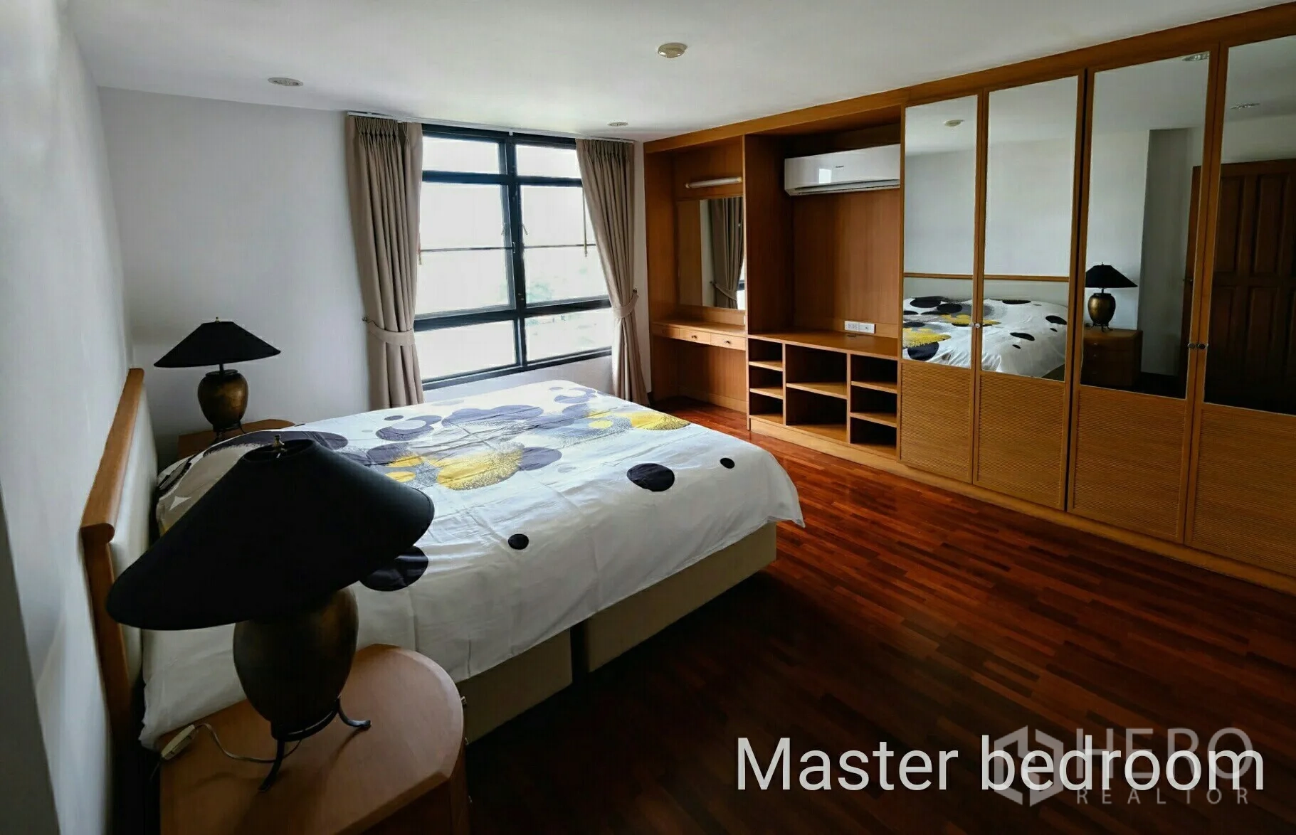 公寓 出租在Watthana, Bangkok - 主卧，采光充足的大窗与整面墙镜门衣柜