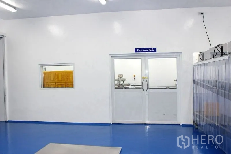 โรงงาน for rent or sale in Krathum Baen, Samut Sakhon - โถงภายในพร้อมประตูกระจกบานคู่และช่องมองเข้าสู่ห้องผลิต