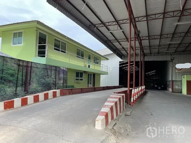 คลังสินค้า ขายในLam Luk Ka, Pathum Thani - ทางลาดขึ้นลงสินค้าสูงเชื่อมสู่ประตูโกดังหลัก ข้างอาคารสำนักงานสองชั้น