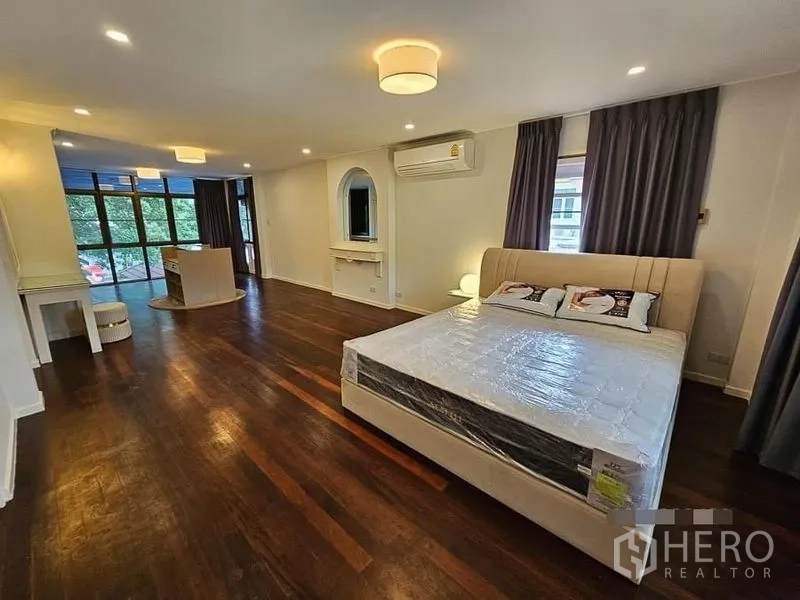 บ้าน ให้เช่า - ห้องนอนใหญ่กว้าง พื้นไม้ เกาะกลางทำงาน และแสงไฟนุ่มนวล