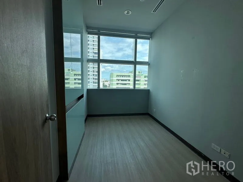 สำนักงาน ให้เช่าในRatchathewi, Bangkok - ห้องทำงานขนาดกะทัดรัด หน้าต่างบานใหญ่เห็นวิวสกายไลน์ราชเทวี