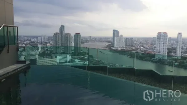公寓 出租或出售在Sathon, Bangkok - 屋顶无边泳池，玻璃栏杆对望河景与城市全景。
