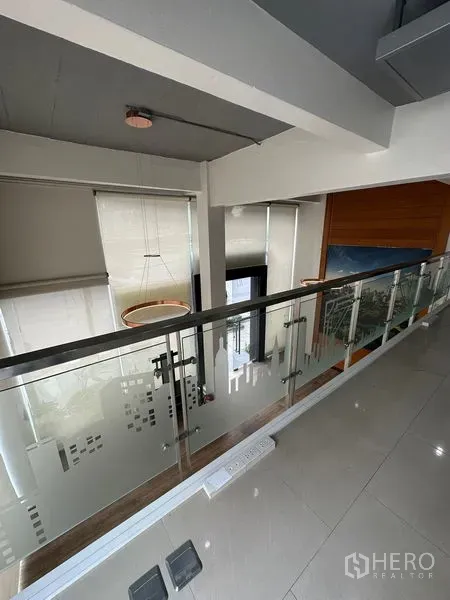 办公空间 出租在Pathum Wan, Bangkok - 夹层走道配磨砂玻璃护栏，可俯瞰挑高大堂，位于帕吞旺区办公室内。