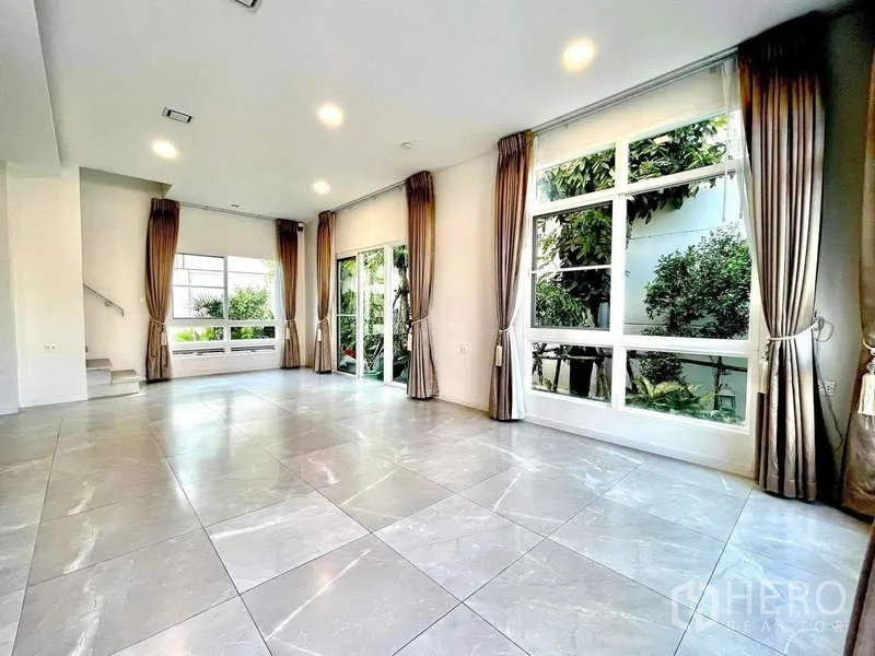 Detached House for rent in Prawet, Bangkok - Living area opening to the garden via sliding glass doors and panoramic windows.