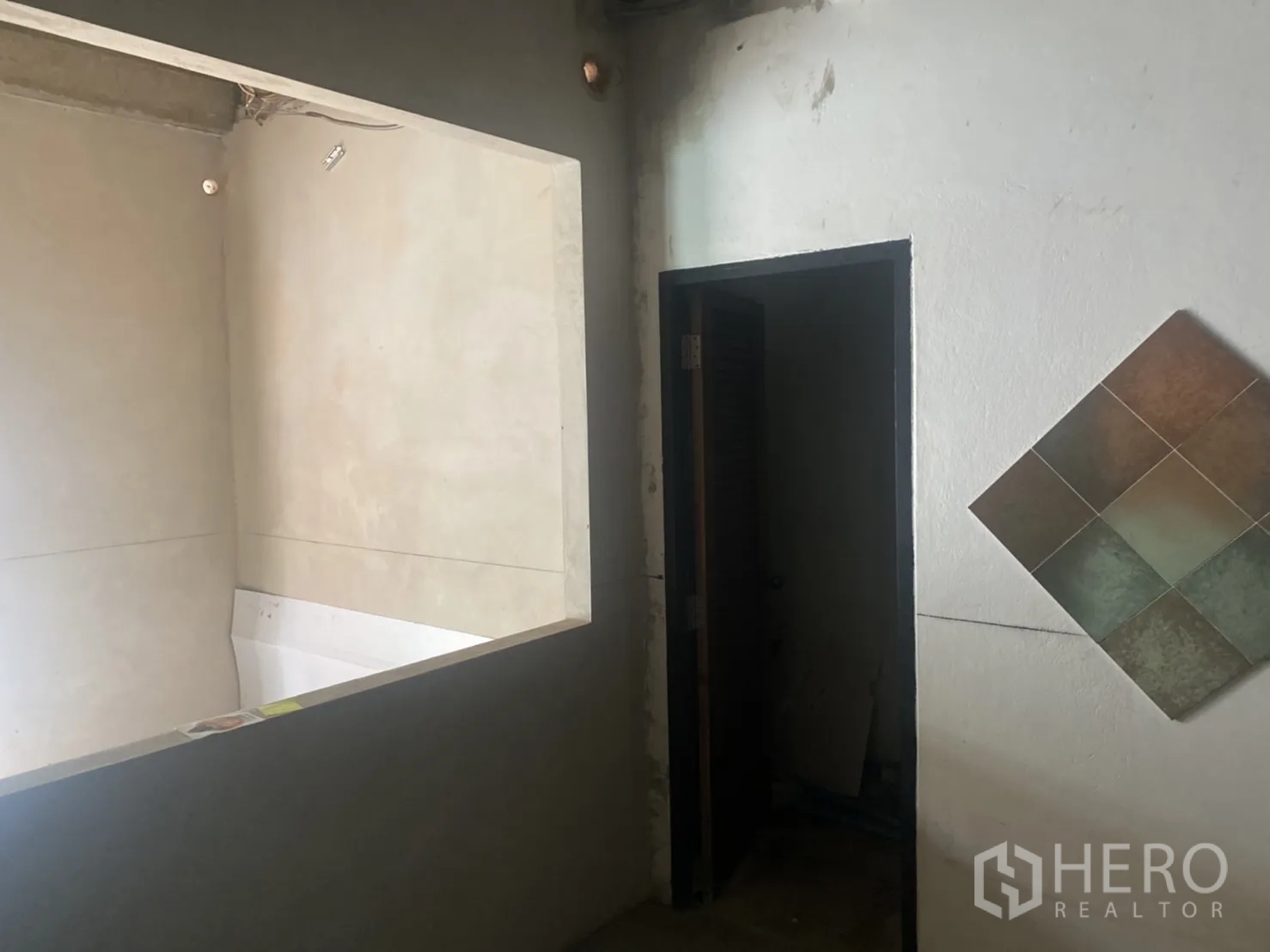 Retail Space for rent in Khlong Toei, Bangkok - Rear service zone showing a doorway to the bathroom and a wall niche opening.