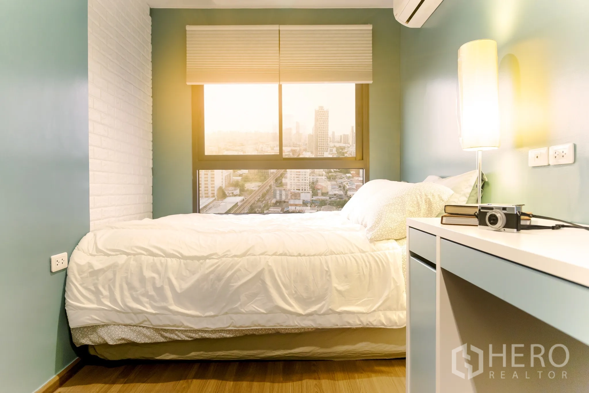 公寓 for rent in Phra Khanong, Bangkok - 明亮卧室设大窗观城景与书桌。
