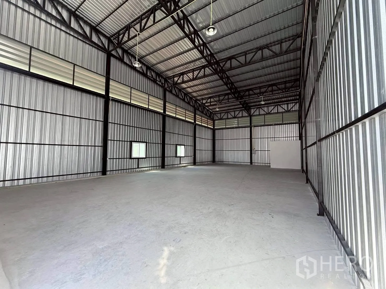 โกดัง for rent in Bang Phli, Samut Prakan - ฮอลล์เก็บสินค้าเปิดโล่ง มีไฟแขวน ช่องระบายอากาศ และพื้นคอนกรีต
