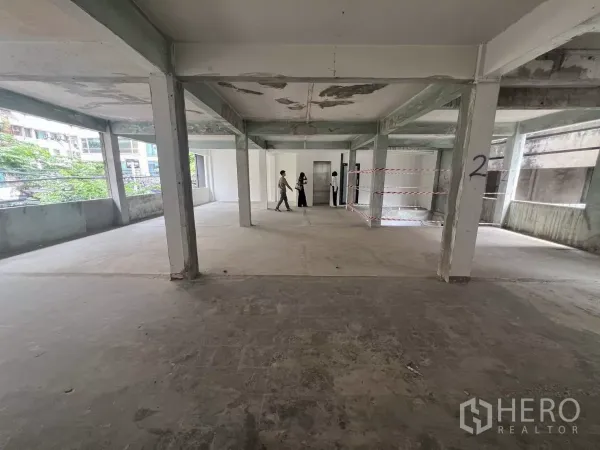 Retail Space for rent in Bang Rak, Bangkok - Wide column-supported interior with multiple window bays and an open core area, ready for tenant fit-out.