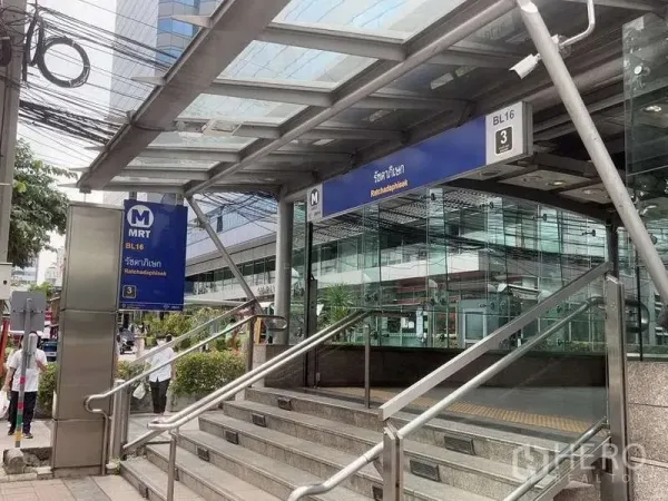 带办公室的家 出售在Huai Khwang, Bangkok - 靠近房源的MRT Ratchadaphisek站出入口，带雨棚与站牌