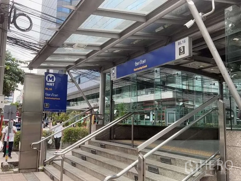 带办公室的家 出售在Huai Khwang, Bangkok - 靠近房源的MRT Ratchadaphisek站出入口，带雨棚与站牌