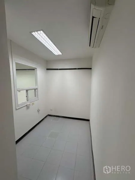 办公空间 出租在Khlong Toei, Bangkok - 紧凑私密办公室，挂壁空调。