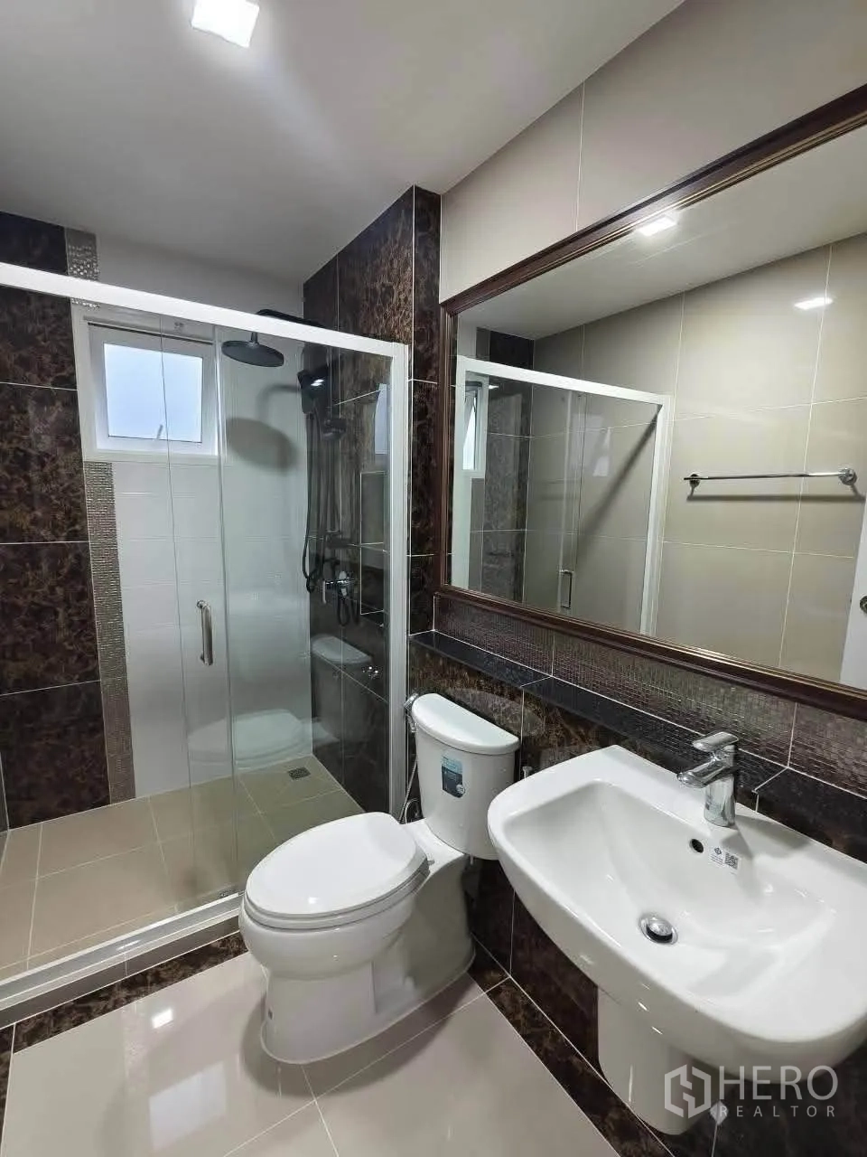 บ้านเดี่ยว for rent in Bang Phli, Samut Prakan - ห้องน้ำร่วมสมัยพร้อมตู้ shower โถสุขภัณฑ์ และกระจกกว้าง.