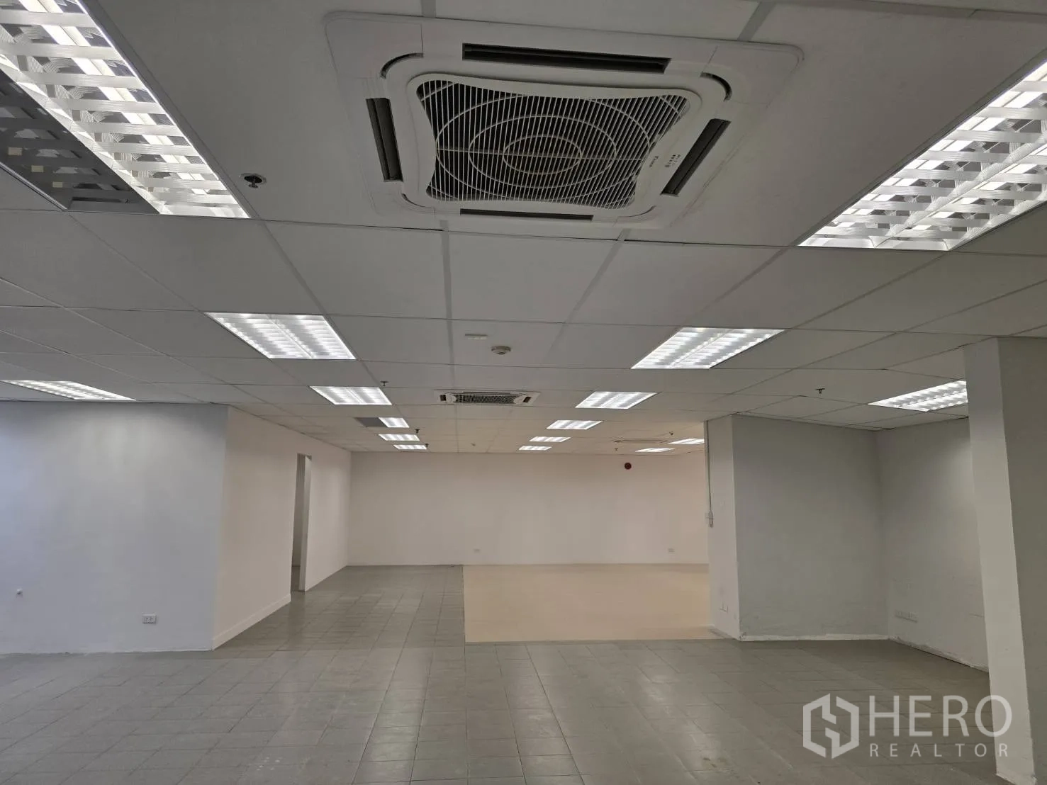 พื้นที่ขายของ for rent in Watthana, Bangkok - โถงพื้นที่ค้าปลีกเพดานฝ้าทีบาร์ ติดแอร์คาสเซ็ทและไฟกริด