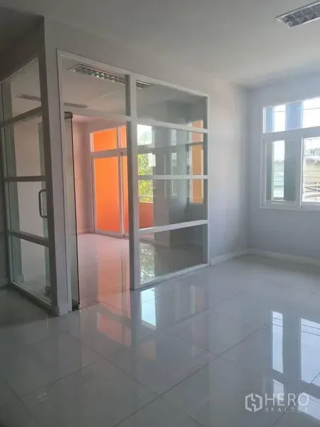 工厂 出租或出售在Lam Luk Ka, Pathum Thani - 玻璃隔断办公室，推拉门，外侧可见橙色立面。
