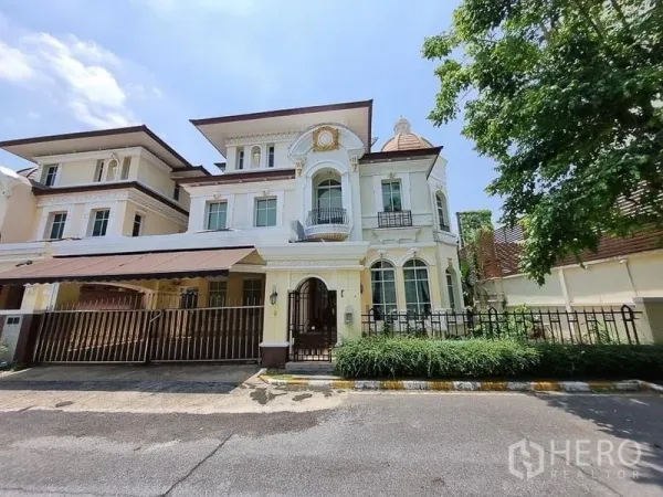 Detached House for rent in Yan Nawa, Bangkok - Front elevation of a classic detached home with arched balcony, bay windows and wrought-iron fence.