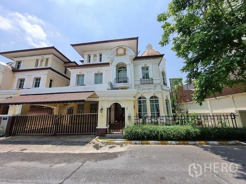 Detached House for rent in Yan Nawa, Bangkok - Front elevation of a classic detached home with arched balcony, bay windows and wrought-iron fence.