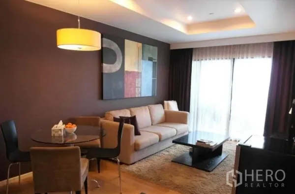 คอนโด ให้เช่าในSathon, Bangkok - พื้นที่นั่งเล่นและรับประทานอาหารสว่างสบาย โซฟาสีเบจ โต๊ะกลมกระจก โคมไฟแขวน และประตูกระจกบานเลื่อน ที่ สาทร การ์เด้น
