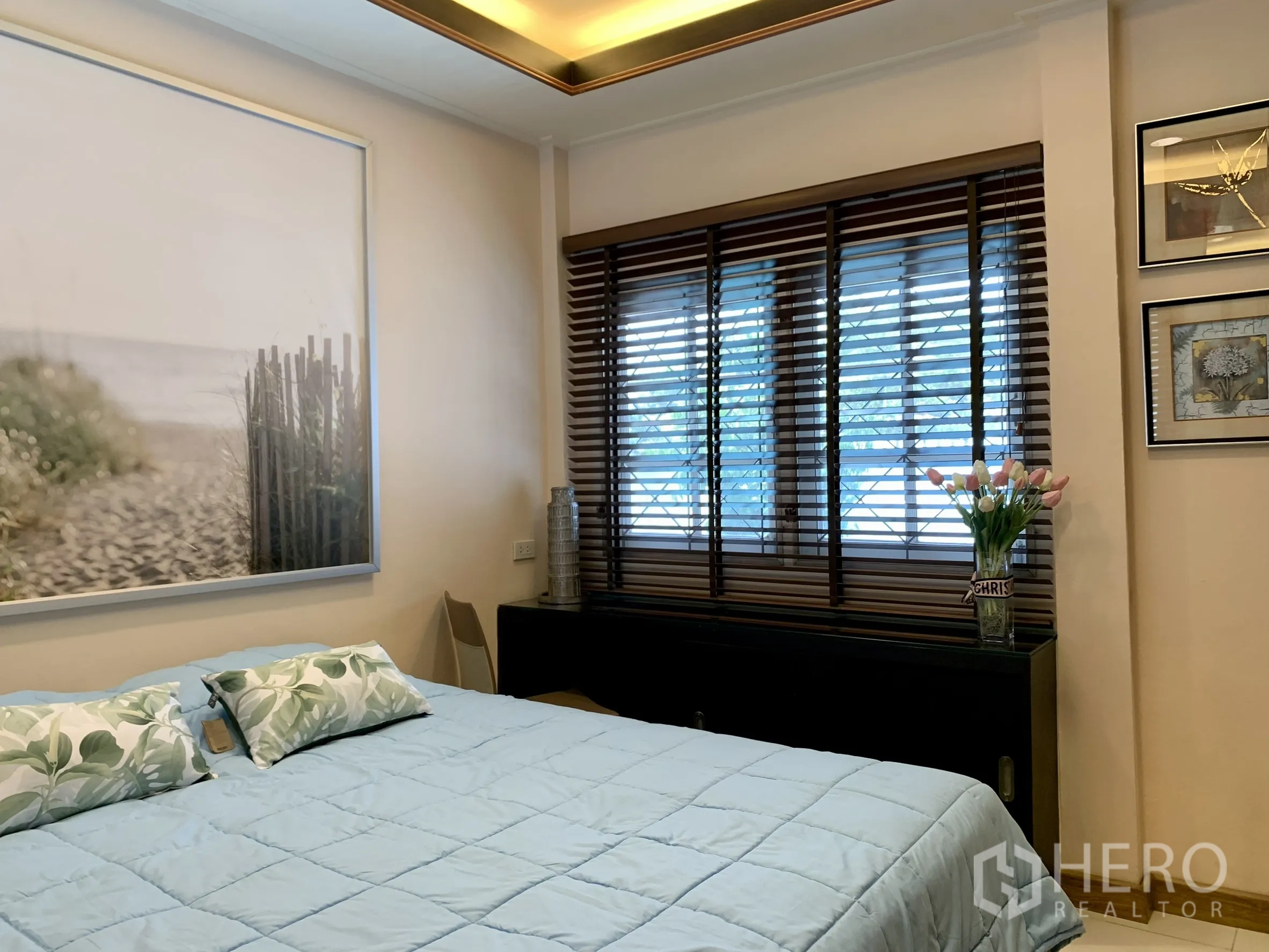 独栋房屋 for rent in Saphan Sung, Bangkok - 主卧另一视角，展示床铺、吊顶灯带与软装摆件。