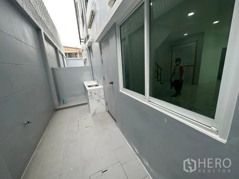 สำนักงานที่บ้าน ให้เช่าหรือขาย - ลานซักล้างด้านข้างบ้านพร้อมอ่างล้างมือ กำแพงสูงเป็นส่วนตัวและจุดต่อสาธารณูปโภค