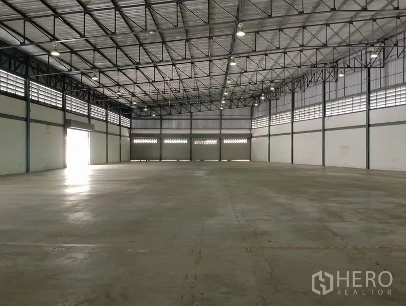 คลังสินค้า ให้เช่าในBang Phli, Samut Prakan - ฮอลล์โกดังโล่ง โครงหลังคาเหล็ก พร้อมประตูม้วนหลายบาน