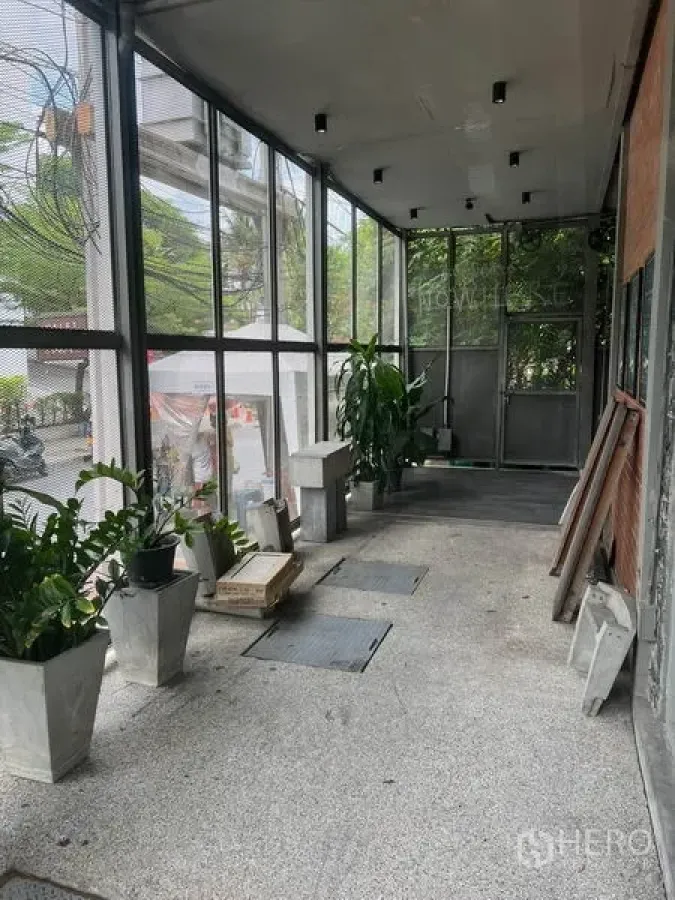 พื้นที่ขายปลีก ให้เช่าในWatthana, Bangkok - โถงหน้าร้านมีผนังกระจกและกระถางต้นไม้ มองเห็นถนน