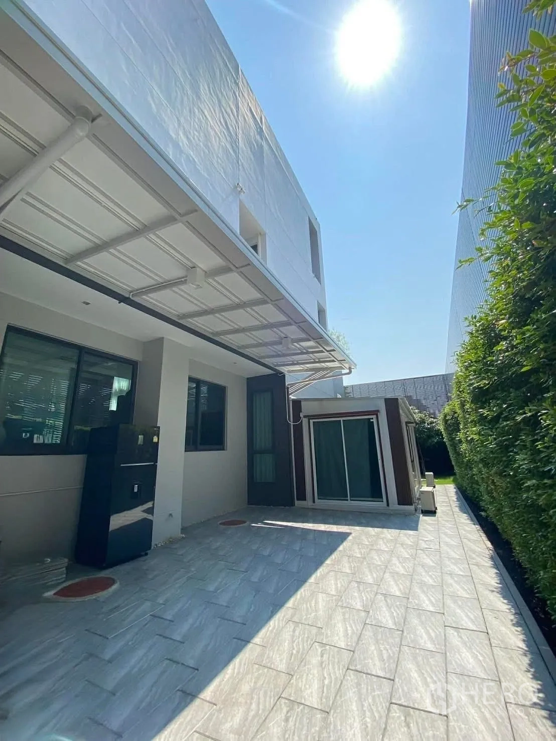บ้านเดี่ยว for rent or sale in Suan Luang, Bangkok - ลานข้างบ้านปูพื้นกระเบื้องพร้อมกันสาดและประตูกระจกบานเลื่อน