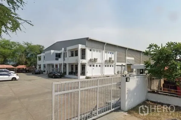 工厂 出租在Mueang Samut Prakan, Samut Prakan - 园区入口带滑动大门，停车区宽敞，两层办公楼连接仓库。