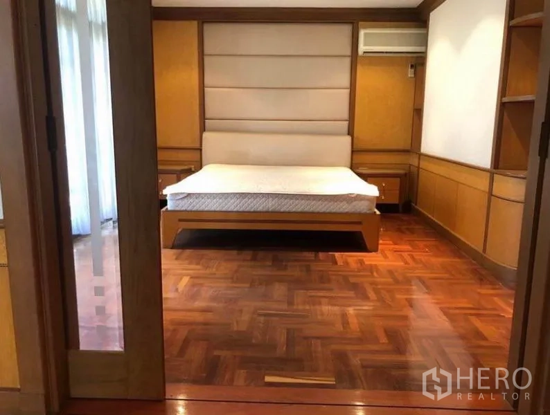 บ้าน ขายในMueang Samut Prakan, Samut Prakan - ห้องนอนพร้อมหัวเตียงบิลท์อิน พื้นไม้ และประตูบานเลื่อน